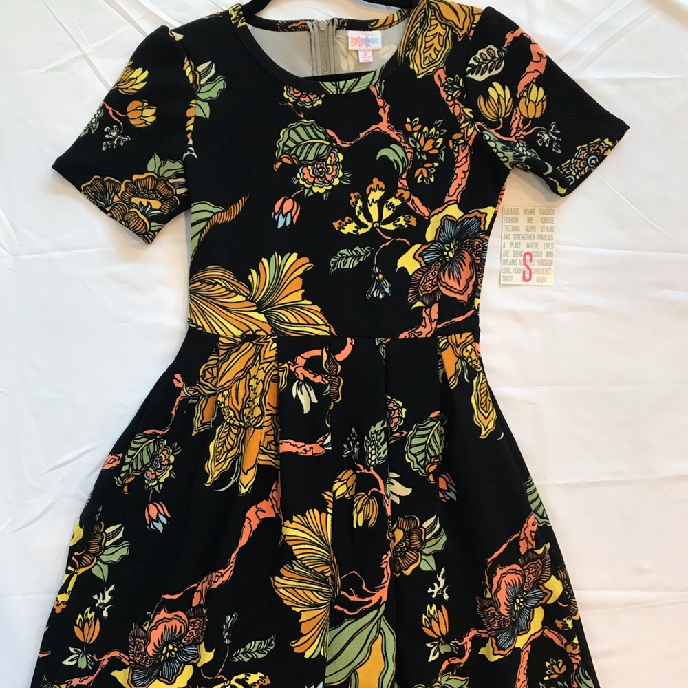 Size Small LuLaRoe Amelia Dress
